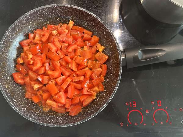 Proteiinipitoinen quinoa-salaatti, jossa on punaisia papuja ja maissia - Valmistelu askel 4