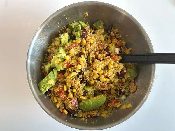 Proteiinipitoinen quinoa-salaatti, jossa on punaisia papuja ja maissia - Valmistelu askel 7