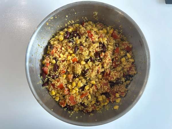 Proteiinipitoinen quinoa-salaatti, jossa on punaisia papuja ja maissia - Valmistelu askel 6