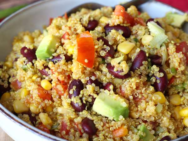 Proteiinipitoinen quinoa-salaatti, jossa on punaisia papuja ja maissia - Valmistelu askel 8