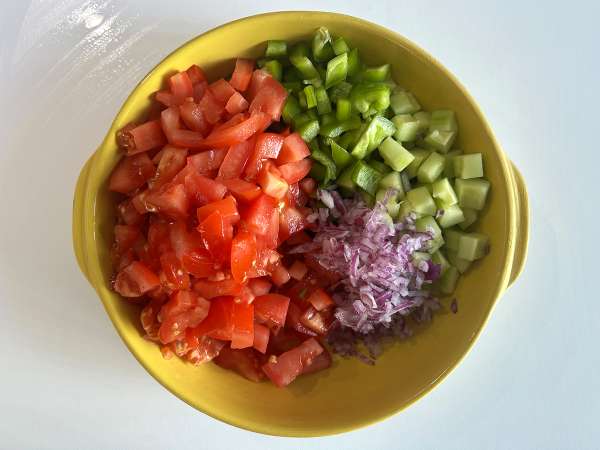 Linssi-, feta- ja edamame-salaatti rapeilla vihanneksilla - Valmistelu askel 1