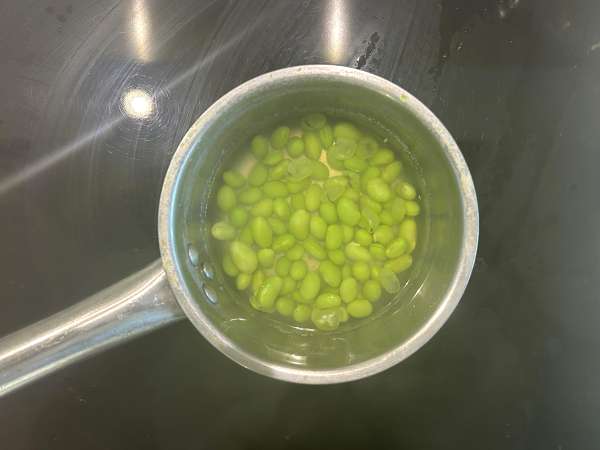 Linssi-, feta- ja edamame-salaatti rapeilla vihanneksilla - Valmistelu askel 3
