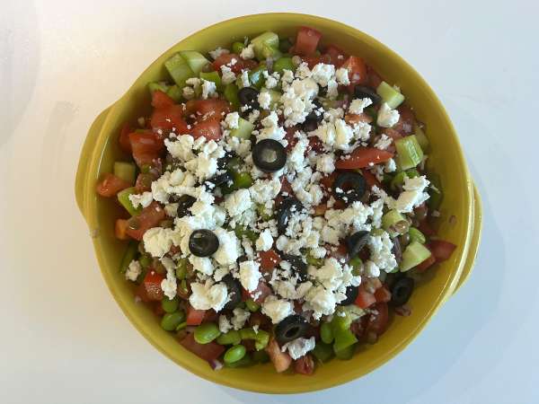 Linssi-, feta- ja edamame-salaatti rapeilla vihanneksilla - Valmistelu askel 5