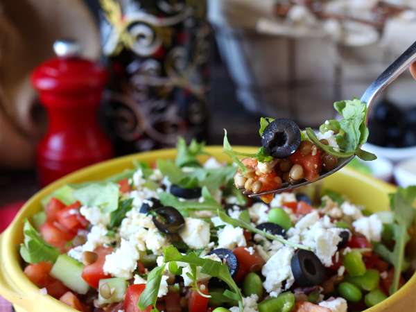 Linssi-, feta- ja edamame-salaatti rapeilla vihanneksilla - Valmistelu askel 6
