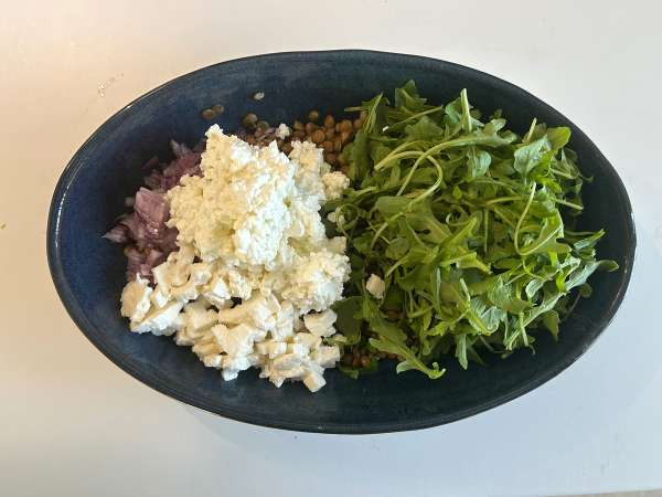 Proteiinipitoinen linssisalaatti raejuustolla – helppo ja nopea - Valmistelu askel 3