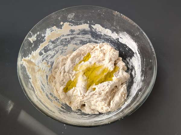 Paksu ja pehmeä focaccia, jossa on kirsikkatomaatteja, oliiveja ja oreganoa - Valmistelu askel 3