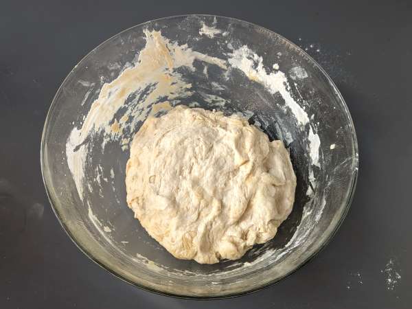 Paksu ja pehmeä focaccia, jossa on kirsikkatomaatteja, oliiveja ja oreganoa - Valmistelu askel 4
