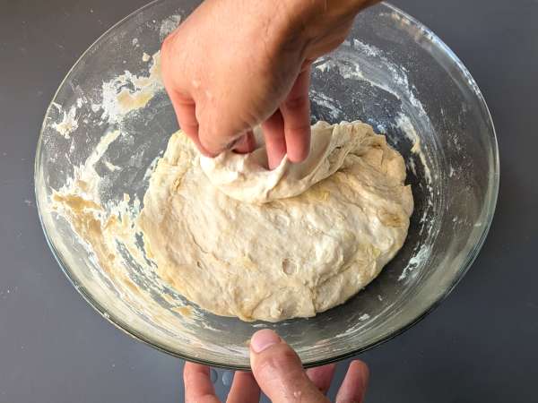 Paksu ja pehmeä focaccia, jossa on kirsikkatomaatteja, oliiveja ja oreganoa - Valmistelu askel 5