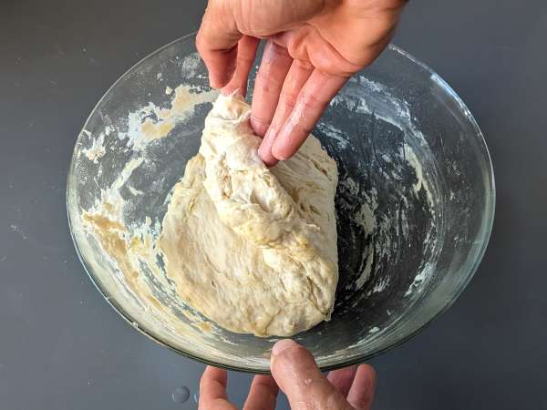 Paksu ja pehmeä focaccia, jossa on kirsikkatomaatteja, oliiveja ja oreganoa - Valmistelu askel 6