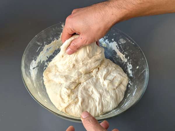 Paksu ja pehmeä focaccia, jossa on kirsikkatomaatteja, oliiveja ja oreganoa - Valmistelu askel 7