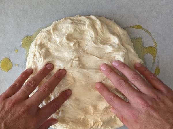 Paksu ja pehmeä focaccia, jossa on kirsikkatomaatteja, oliiveja ja oreganoa - Valmistelu askel 8