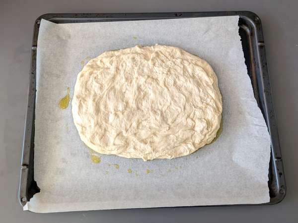 Paksu ja pehmeä focaccia, jossa on kirsikkatomaatteja, oliiveja ja oreganoa - Valmistelu askel 9