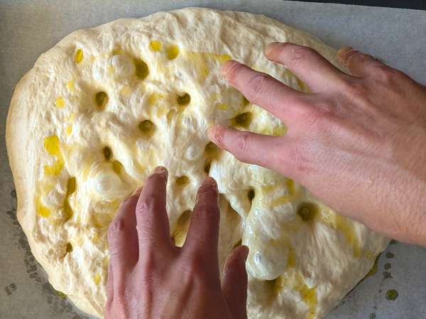 Paksu ja pehmeä focaccia, jossa on kirsikkatomaatteja, oliiveja ja oreganoa - Valmistelu askel 10