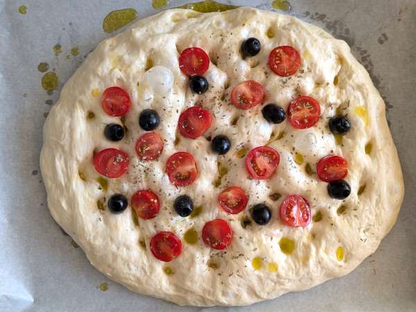 Paksu ja pehmeä focaccia, jossa on kirsikkatomaatteja, oliiveja ja oreganoa - Valmistelu askel 11