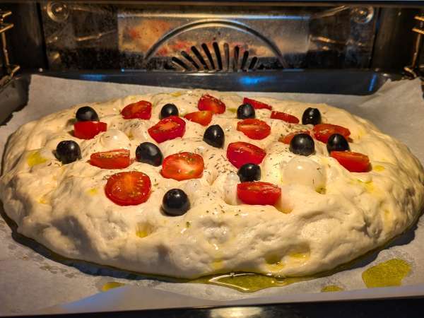 Paksu ja pehmeä focaccia, jossa on kirsikkatomaatteja, oliiveja ja oreganoa - Valmistelu askel 12