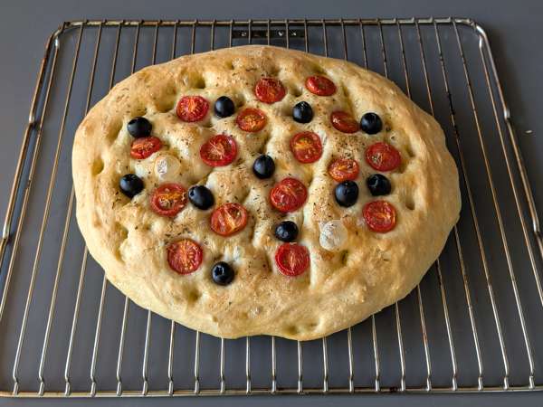 Paksu ja pehmeä focaccia, jossa on kirsikkatomaatteja, oliiveja ja oreganoa - Valmistelu askel 13