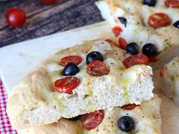 Paksu ja pehmeä focaccia, jossa on kirsikkatomaatteja, oliiveja ja oreganoa - Valmistelu askel 14