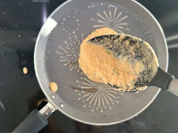 Suolaiset pannukakut korallilinsseillä: helppo ja proteiinipitoinen resepti - Valmistelu askel 6