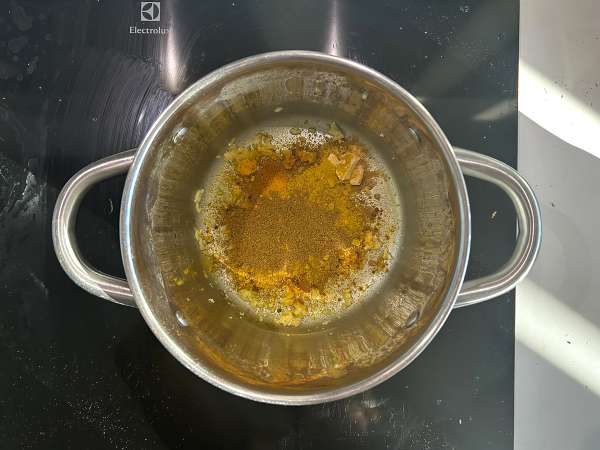 Punalenkkien curry kookosmaitolla: helppo ja kermainen resepti - Valmistelu askel 3