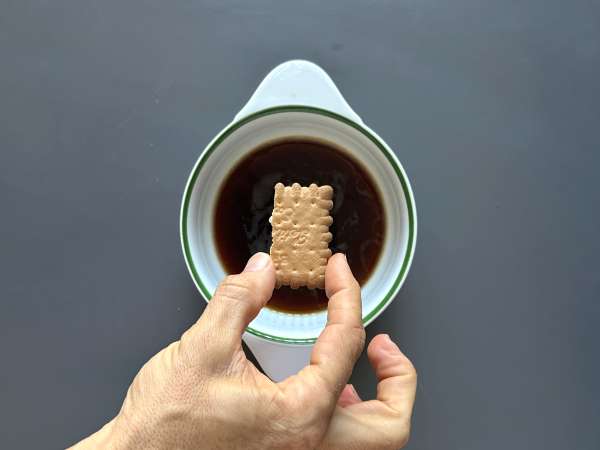Silkkitofusta valmistettu tiramisu ilman mascarponea ja munia - Valmistelu askel 3