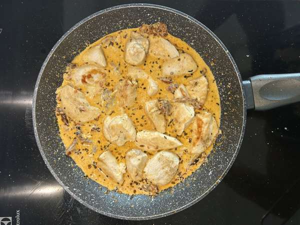 Marry Me Chicken Pasta: kermainen pastaruoka, jossa on kanaa, kuivattuja tomaatteja ja parmesaania - Valmistelu askel 9