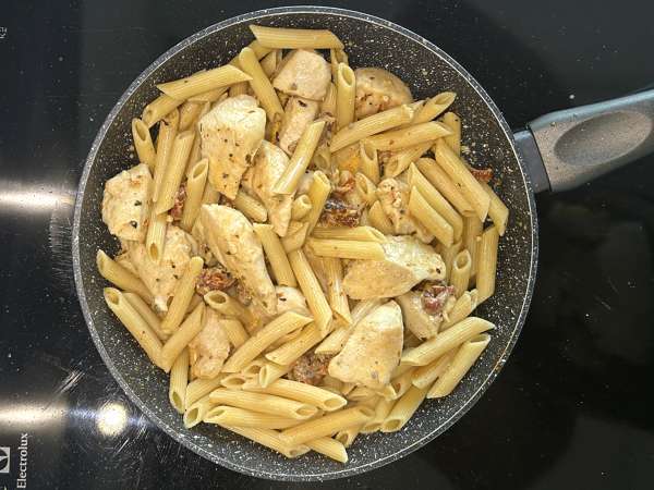 Marry Me Chicken Pasta: kermainen pastaruoka, jossa on kanaa, kuivattuja tomaatteja ja parmesaania - Valmistelu askel 10