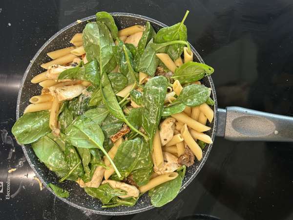 Marry Me Chicken Pasta: kermainen pastaruoka, jossa on kanaa, kuivattuja tomaatteja ja parmesaania - Valmistelu askel 11