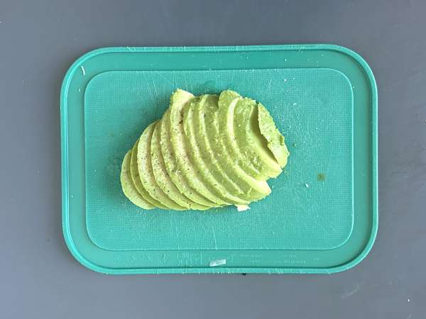 Avokado- ja raejuustoleipä mausteisella hunajalla - Valmistelu askel 2