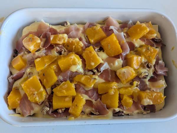 Lasagne, jossa on kurpitsaa, speckiä sekä kermaisia ja rapeita pähkinöitä - Valmistelu askel 7