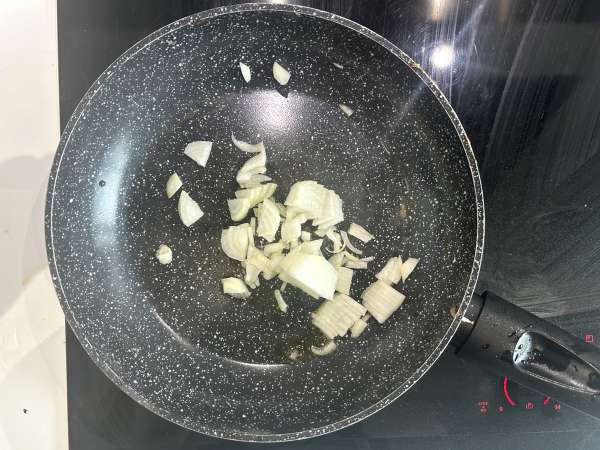 Taikinaa sisältämätön quiche, jossa on lohta, pinaattia ja raejuustoa - Valmistelu askel 1
