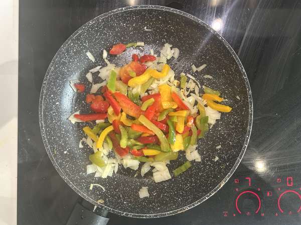 Taikinaa sisältämätön quiche, jossa on lohta, pinaattia ja raejuustoa - Valmistelu askel 2
