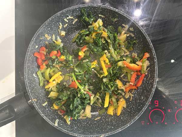 Taikinaa sisältämätön quiche, jossa on lohta, pinaattia ja raejuustoa - Valmistelu askel 3