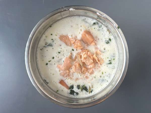 Taikinaa sisältämätön quiche, jossa on lohta, pinaattia ja raejuustoa - Valmistelu askel 6