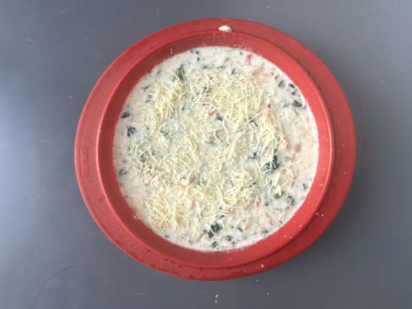 Taikinaa sisältämätön quiche, jossa on lohta, pinaattia ja raejuustoa - Valmistelu askel 7