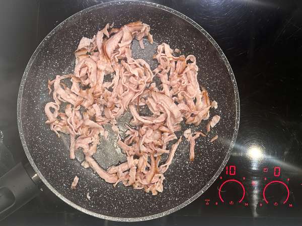 Kuoreton sieniquiche pekonilla ja raejuustolla - Valmistelu askel 1
