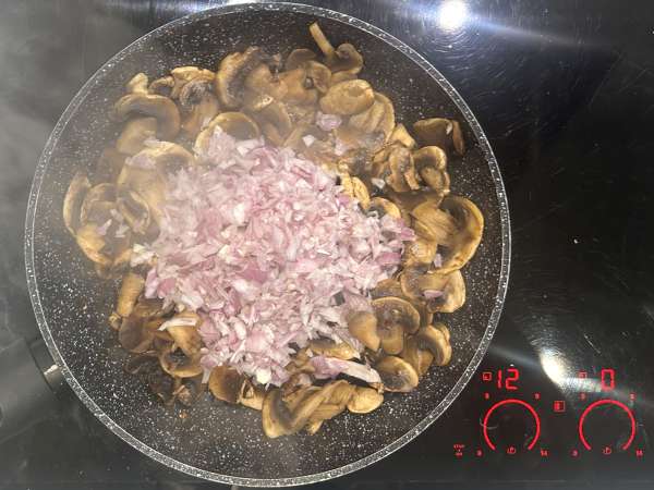 Kuoreton sieniquiche pekonilla ja raejuustolla - Valmistelu askel 3