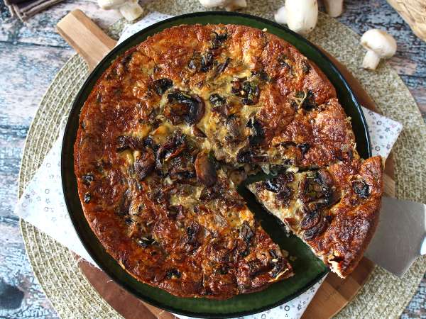 Kuoreton sieniquiche pekonilla ja raejuustolla - Valmistelu askel 9