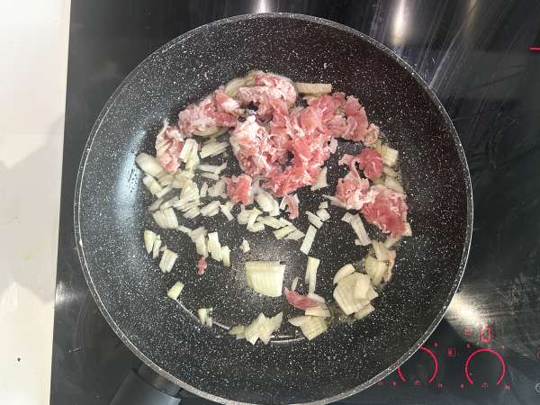 Parsakaali-pancetta-raejuustopiiras ilman pohjaa - Valmistelu askel 1