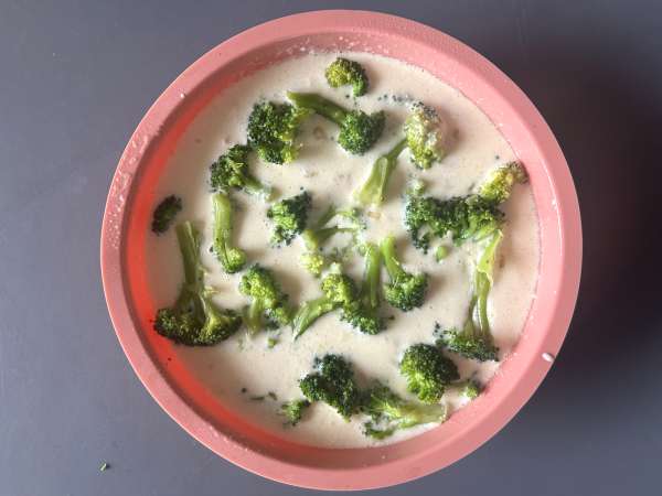 Parsakaali-pancetta-raejuustopiiras ilman pohjaa - Valmistelu askel 5