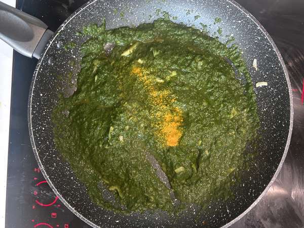 Palak tofu: intialainen pinaatti-tofucurry - Valmistelu askel 8