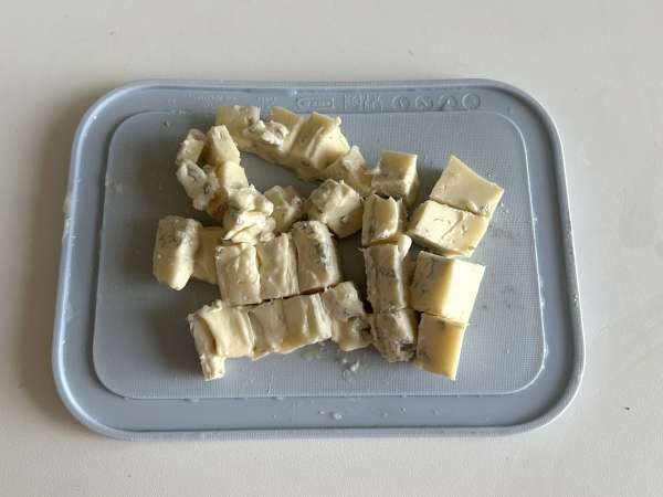 Päärynä-gorgonzola-pähkinäpiirakka – vastustamaton makean ja suolaisen yhdistelmä - Valmistelu askel 2