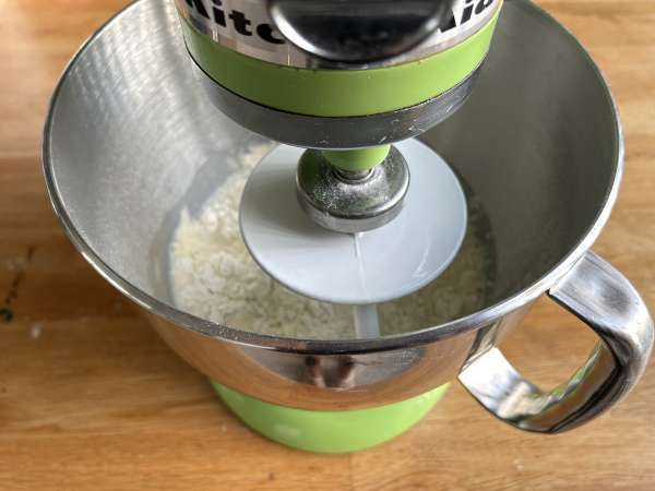 Zwiebelkuchen: saksalainen sipulipiirakka pehmeiksi haudutetuilla sipuleilla ja pekonikuutioilla - Valmistelu askel 2