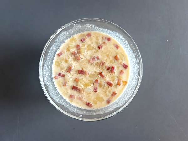 Zwiebelkuchen: saksalainen sipulipiirakka pehmeiksi haudutetuilla sipuleilla ja pekonikuutioilla - Valmistelu askel 7