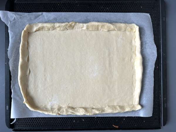 Zwiebelkuchen: saksalainen sipulipiirakka pehmeiksi haudutetuilla sipuleilla ja pekonikuutioilla - Valmistelu askel 8