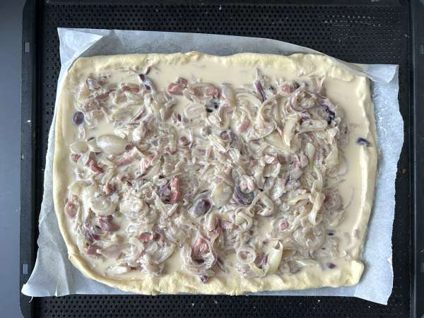 Zwiebelkuchen: saksalainen sipulipiirakka pehmeiksi haudutetuilla sipuleilla ja pekonikuutioilla - Valmistelu askel 9