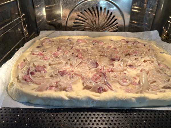 Zwiebelkuchen: saksalainen sipulipiirakka pehmeiksi haudutetuilla sipuleilla ja pekonikuutioilla - Valmistelu askel 10
