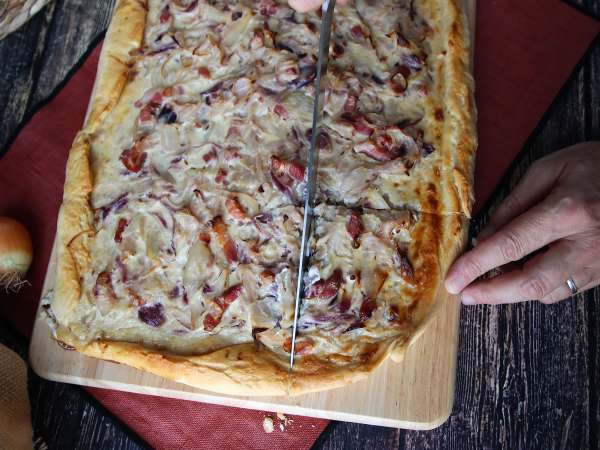 Zwiebelkuchen: saksalainen sipulipiirakka pehmeiksi haudutetuilla sipuleilla ja pekonikuutioilla - Valmistelu askel 11