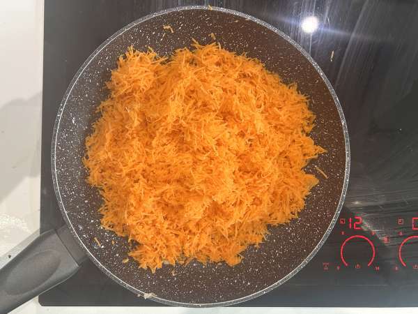 Pohjaton tonnikala-, porkkana- ja raejuustoquiche: helppo ja proteiinipitoinen - Valmistelu askel 1