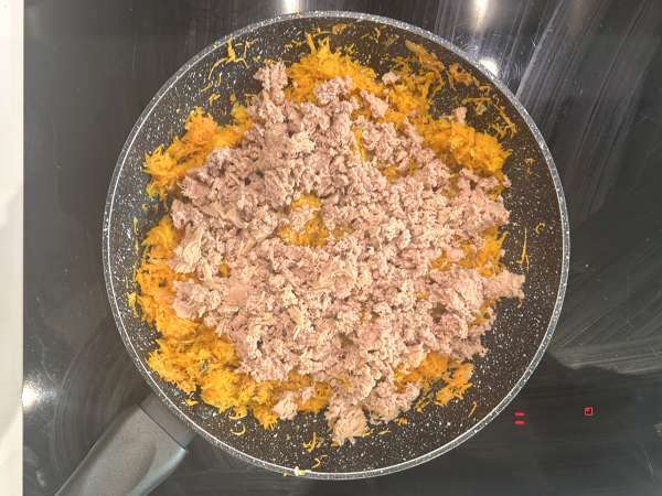 Pohjaton tonnikala-, porkkana- ja raejuustoquiche: helppo ja proteiinipitoinen - Valmistelu askel 3