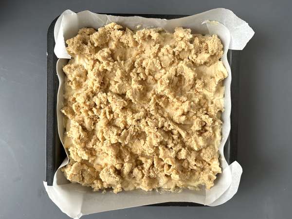 Erittäin pehmeä omenakakku ja rapea streusel-kuorrutus - Valmistelu askel 6
